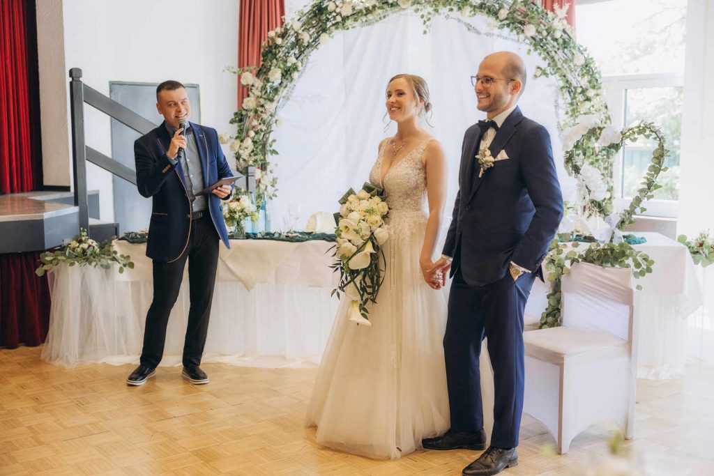 Hochzeitsmoderator Roman stellt das Brautpaar bei einer Hochzeit in Nürnberg vor