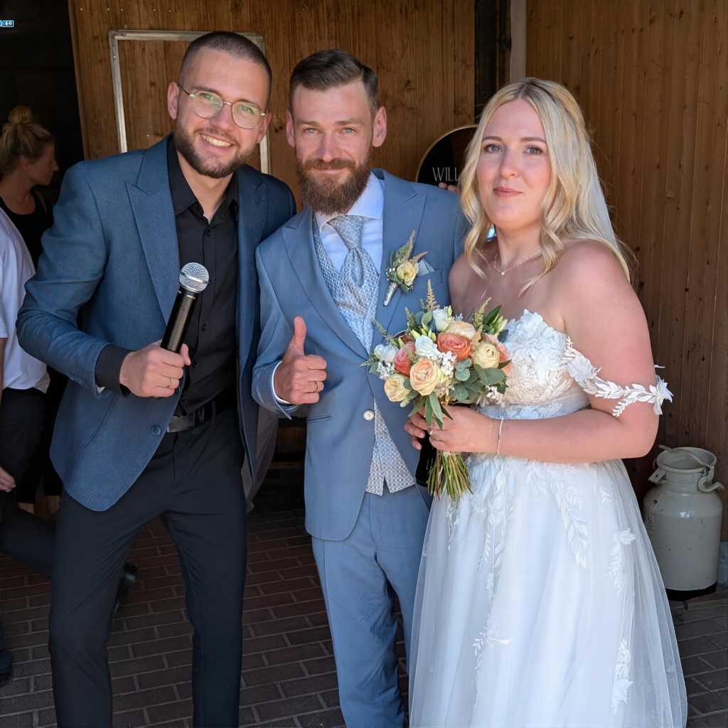 Hochzeitsmoderator Davis mit dem Brautpaar bei einer Hochzeit in Koblenz