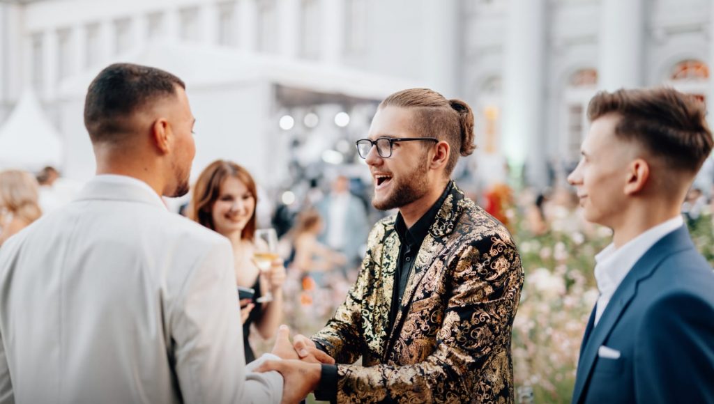 Künstler und Zauberer bei Hochzeitsmoderation mit magischen Tricks