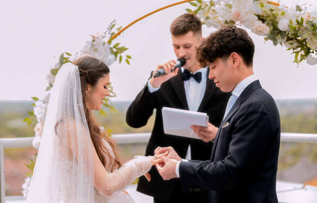 Moderator & Tamada Arti - deine moderne Hochzeitsmoderation mit Wedding Show - Freie Trauung Ringtausch Ring