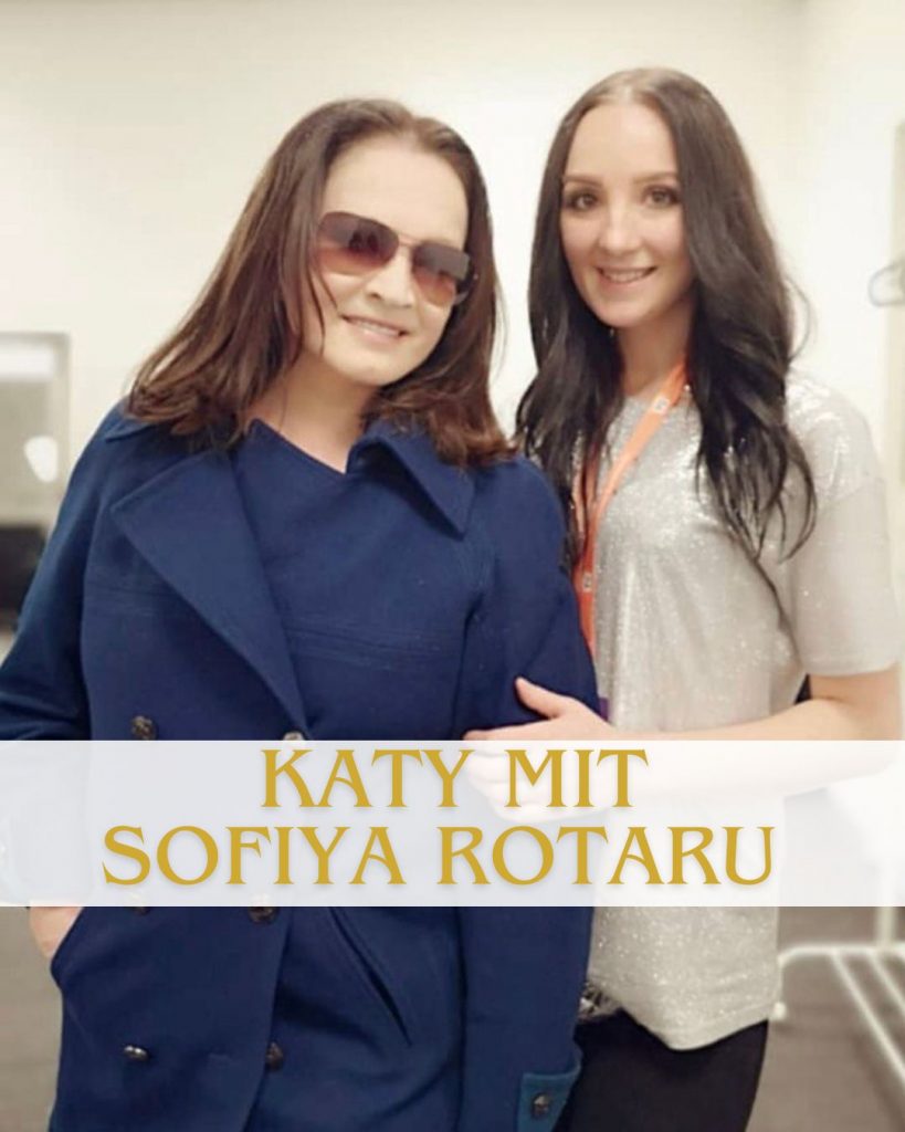 Hochzeitsmoderatorin Katymit der Sängerin Sofia Rotaru