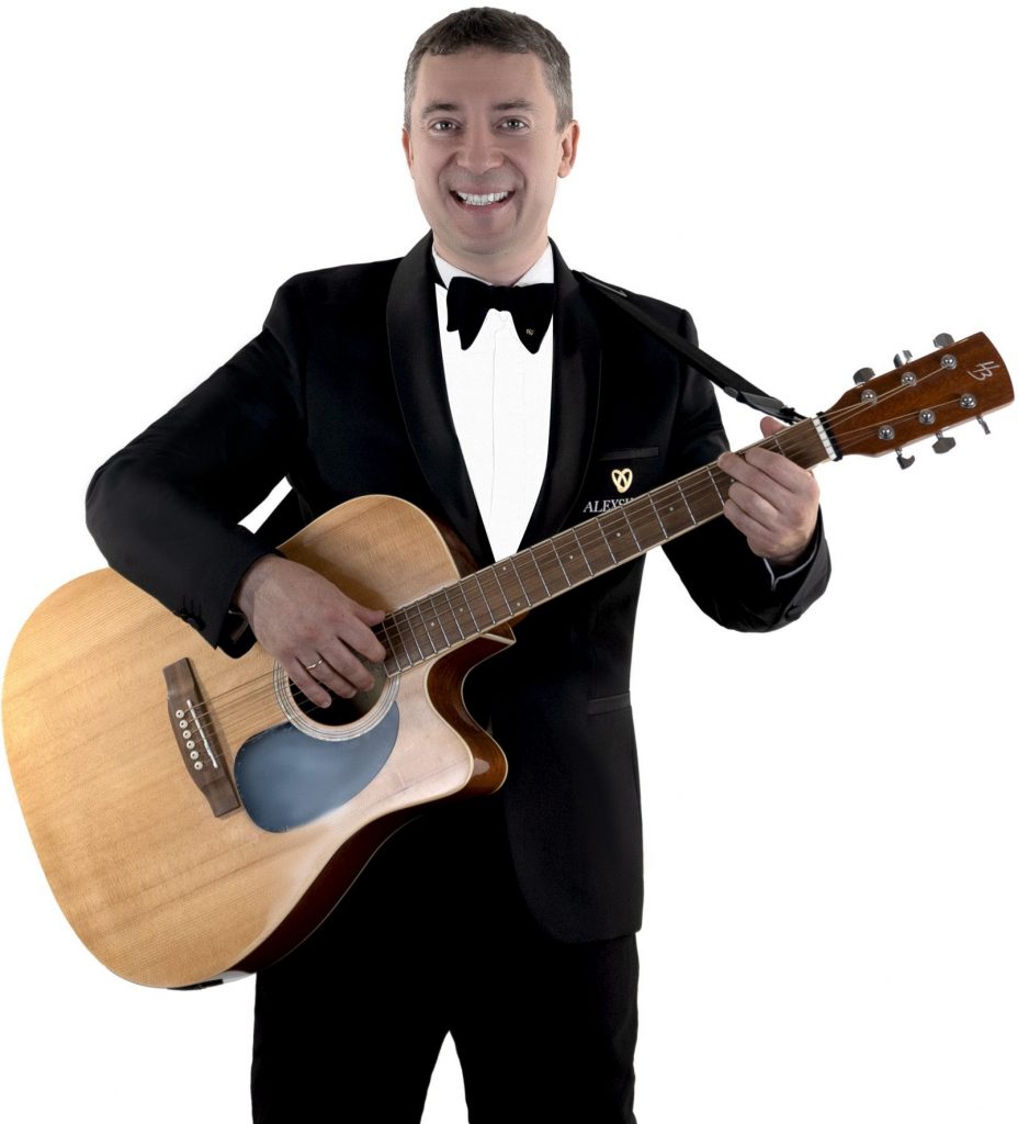Video: Elias spielt Gitarre im schwarzen Smoking