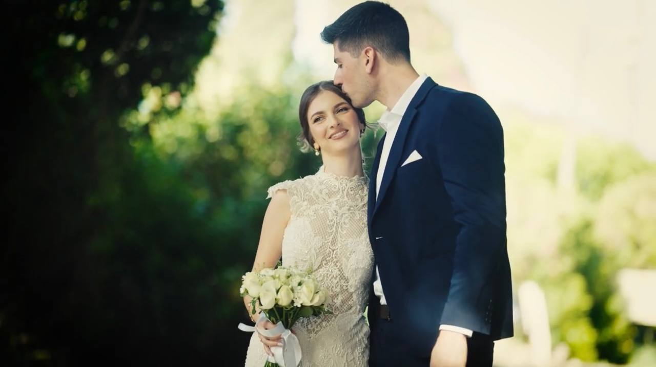 Brautpaar beim romantischen Brautpaarshooting mit natürlichem Licht und emotionaler Atmosphäre