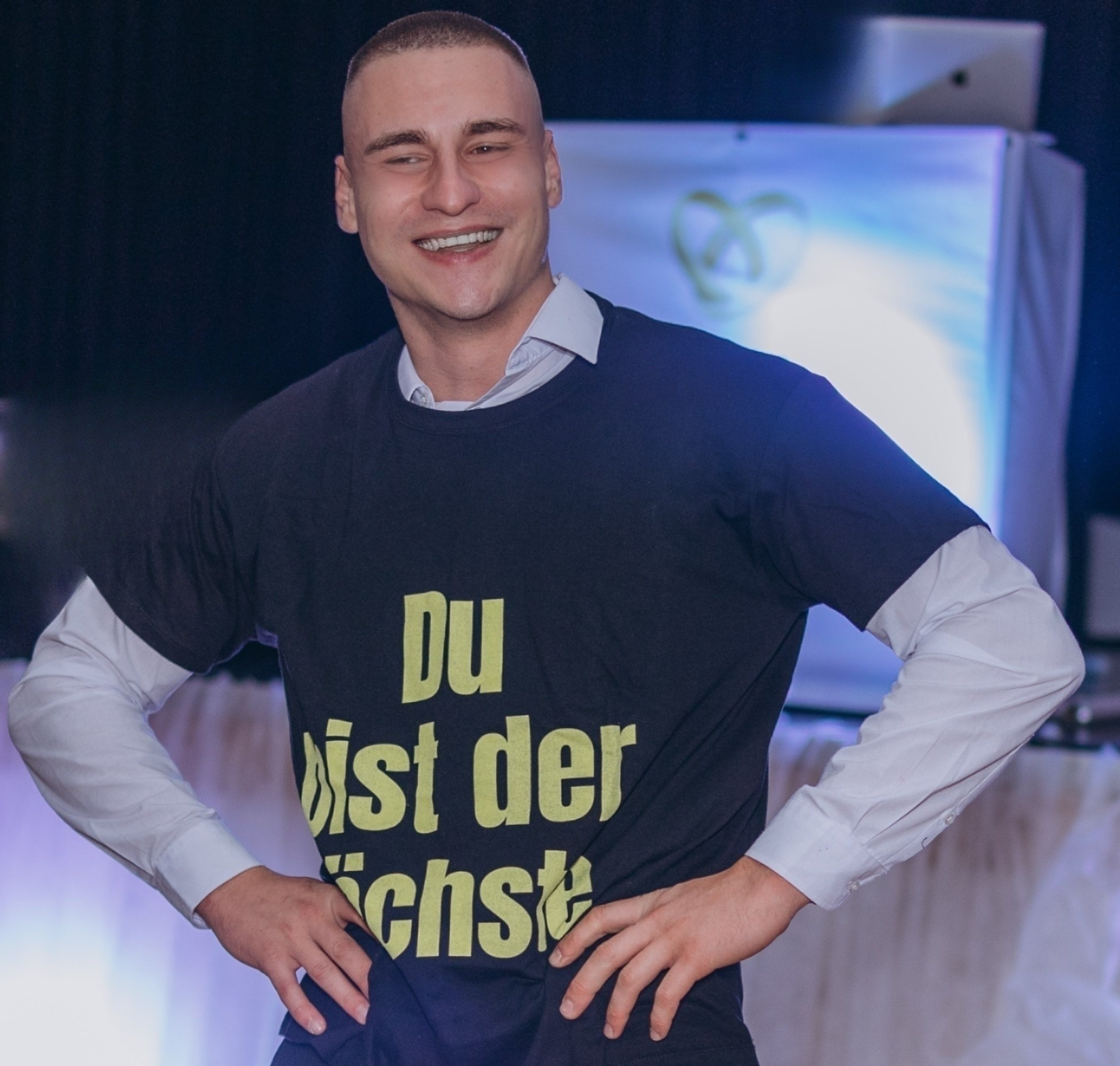 Wenn das T-Shirt fliegt, steigt die Spannung. Wer fängt es und ist der Nächste in der Liebe?