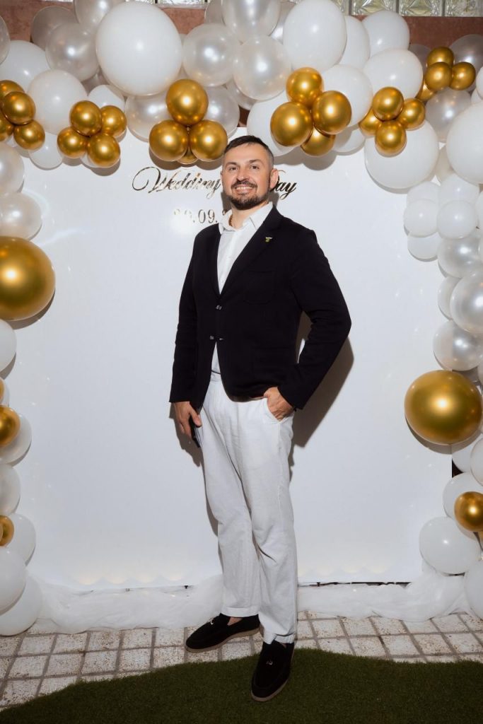 Serge vor einer Wedding-Day-Fotowand