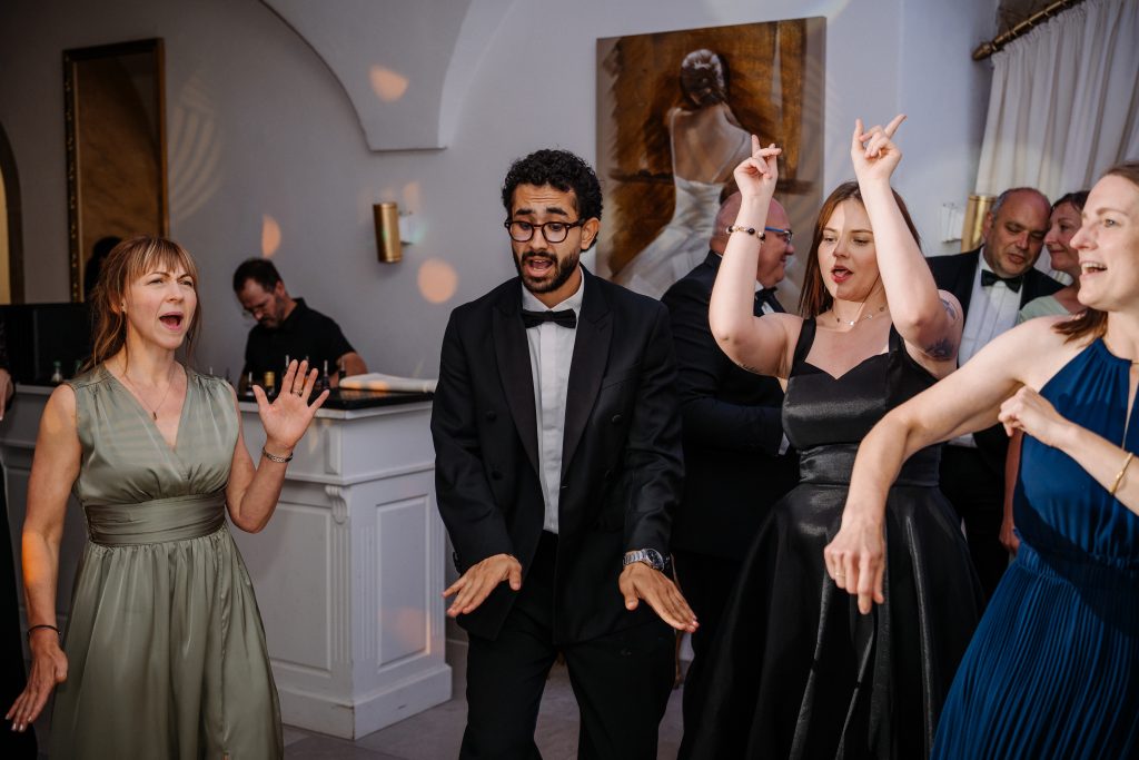 Hochzeitsmoderator Yous tanzt ausgelassen mit den Hochzeitsgästen auf der Feier
