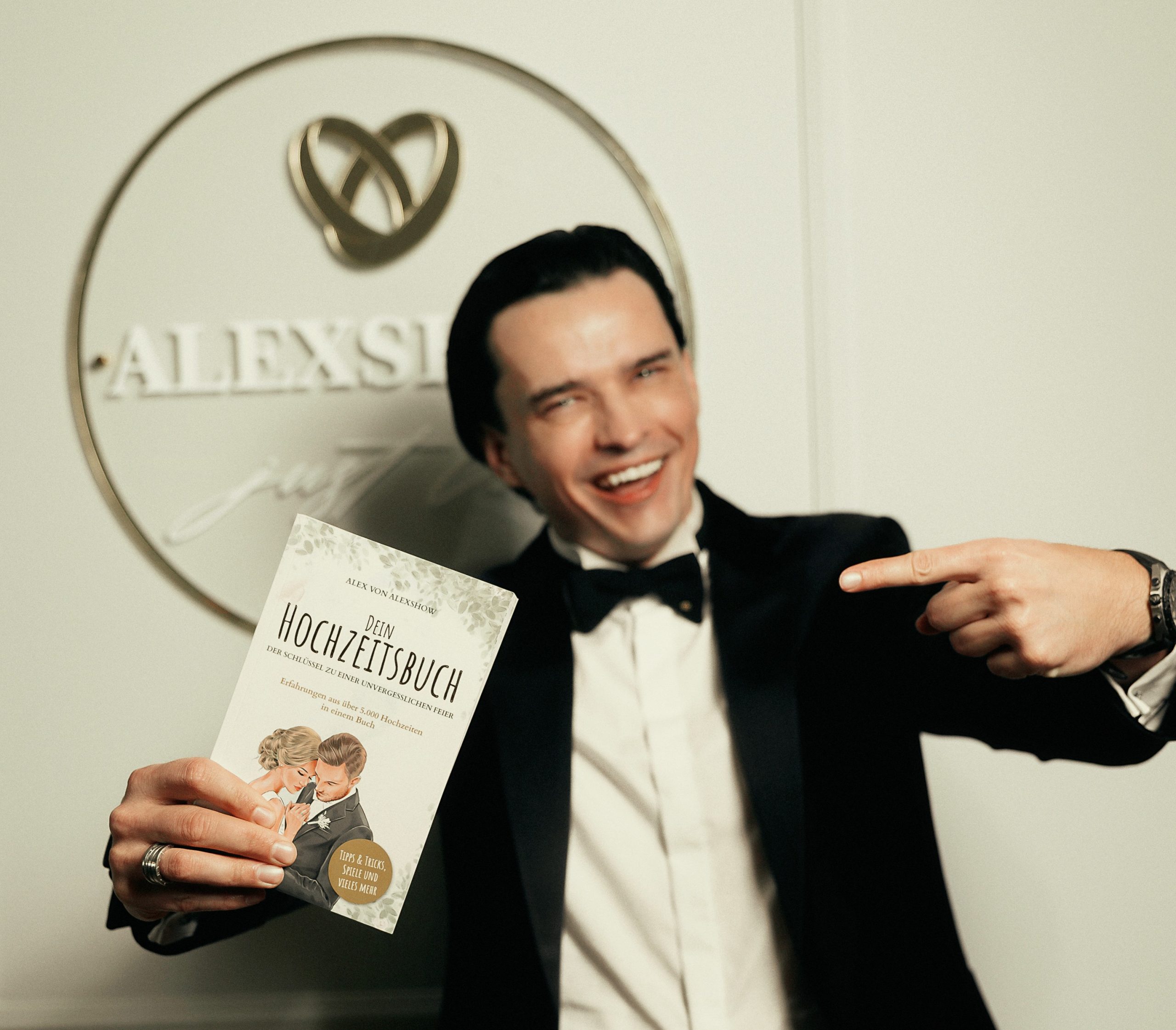 CEO Alex, Autor des Hochzeitsbuchs „Dein Hochzeitsbuch“, präsentiert sein Buch