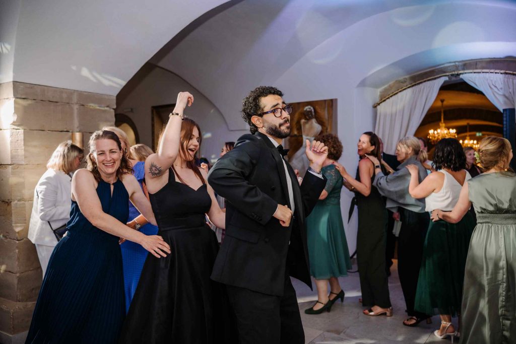 Ausgelassene Hochzeitsgäste tanzen auf der Tanzfläche – Hochzeitsparty moderiert von Hochzeitsmoderator Yous von AlexShow