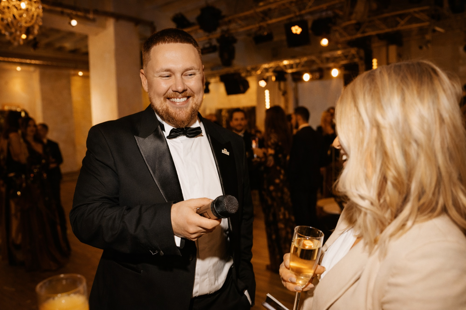 Moderator Demy moderiert eine Firmenfeier vor Ort