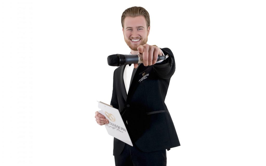 Showman Sanja – professionelle Hochzeitsmoderator in stilvoller Pose