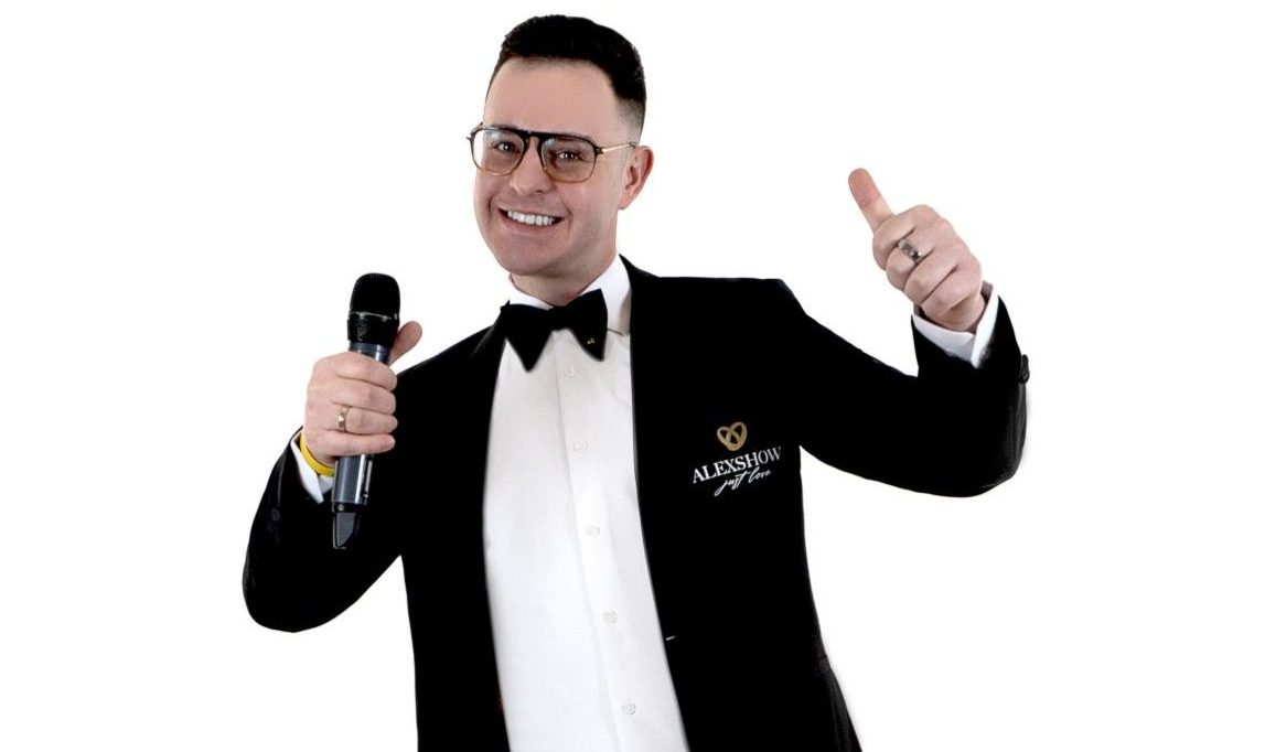 Showman Anton – erfahrener Hochzeitsmoderator in eleganter Pose