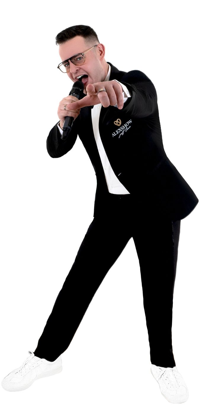 Showman und Hochzeitsmoderator Anton mit Mikrofon bei einer Hochzeitsmoderation