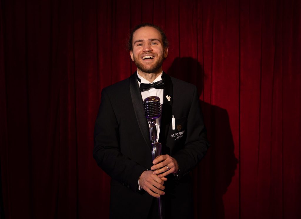 Professional wedding moderator Mark during an emotional wedding reception in Germany.
