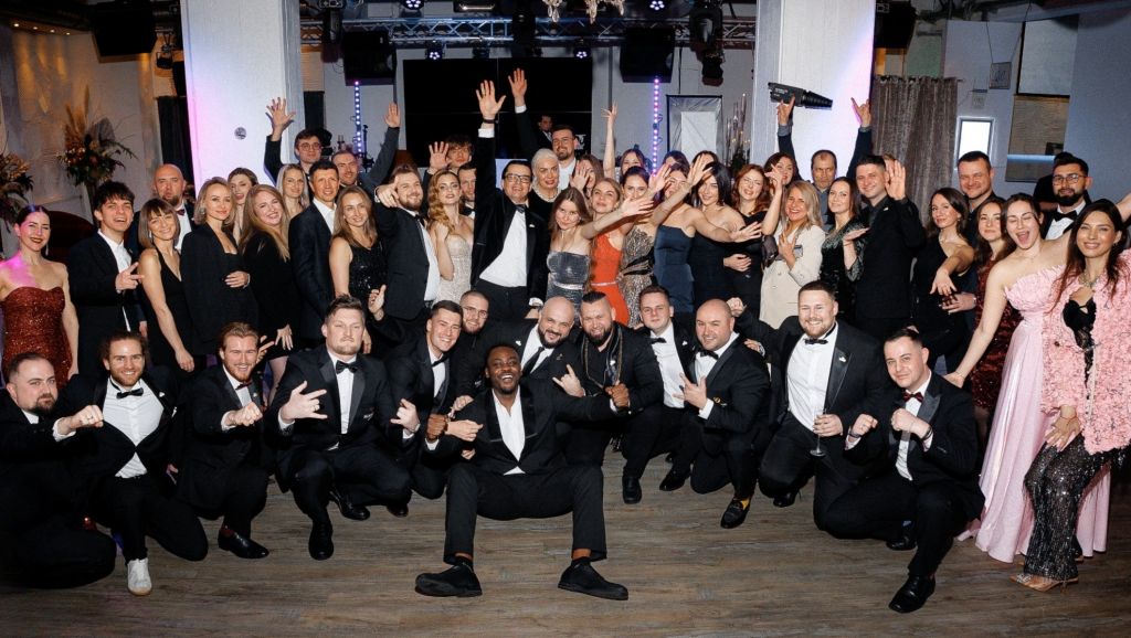 Betriebsfeier von AlexShow mit allen Künstlern, Hochzeitsmoderatoren, DJs, Fotografen und Videografen des größten Hochzeitsteams in Deutschland - Color