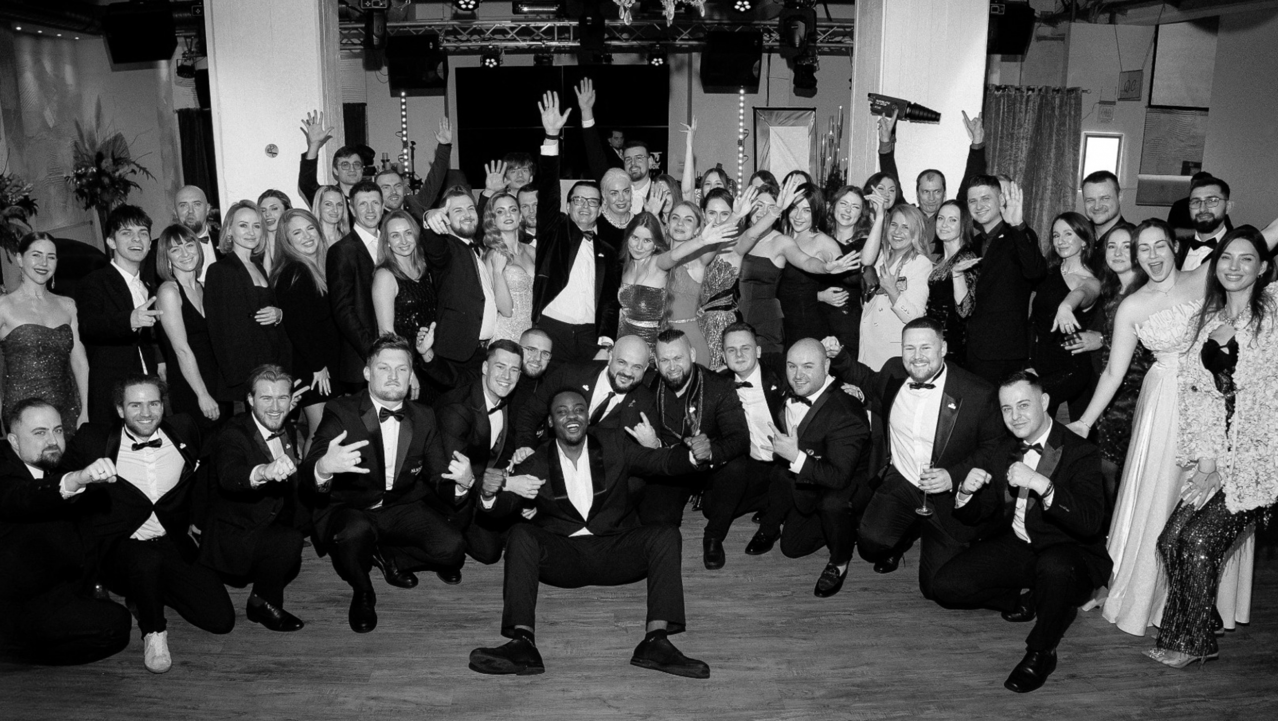 Betriebsfeier AlexShow – Größtes Hochzeitsteam Deutschlands Betriebsfeier von AlexShow mit allen Künstlern, Hochzeitsmoderatoren, DJs, Fotografen und Videografen des größten Hochzeitsteams in Deutschland - Black & White Foto