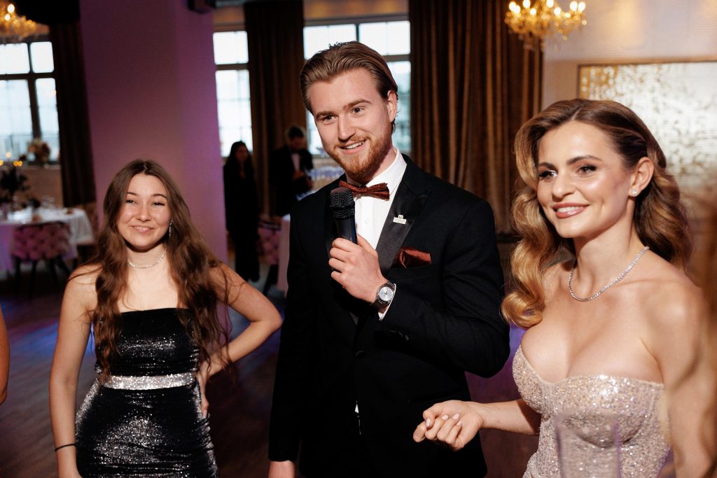 Hochzeitsmoderator Sanja im Gespräch mit Hochzeitsgästen