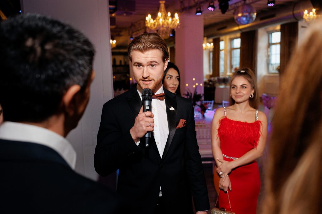 Hochzeitsmoderator Sanja im Austausch mit Hochzeitsgästen