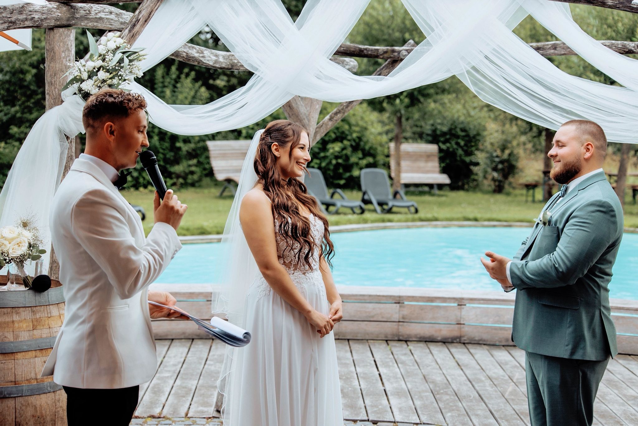 Trauredner hält persönliche Traurede bei einer freien Hochzeit im Freien