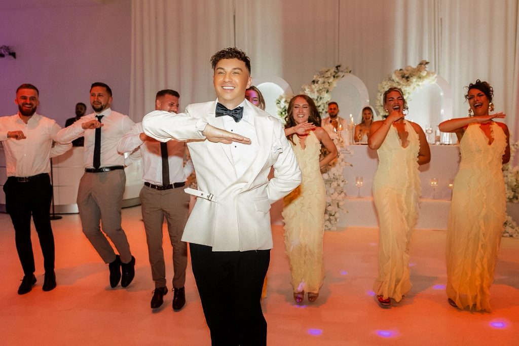 Gemeinsamer Tanz mit Hochzeitsgästen auf einer lebendigen russischen Hochzeit in Deutschland