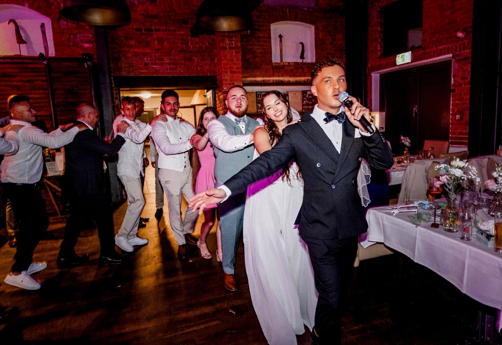 Hochzeitsmoderation bei einer modernen Hochzeitsfeier