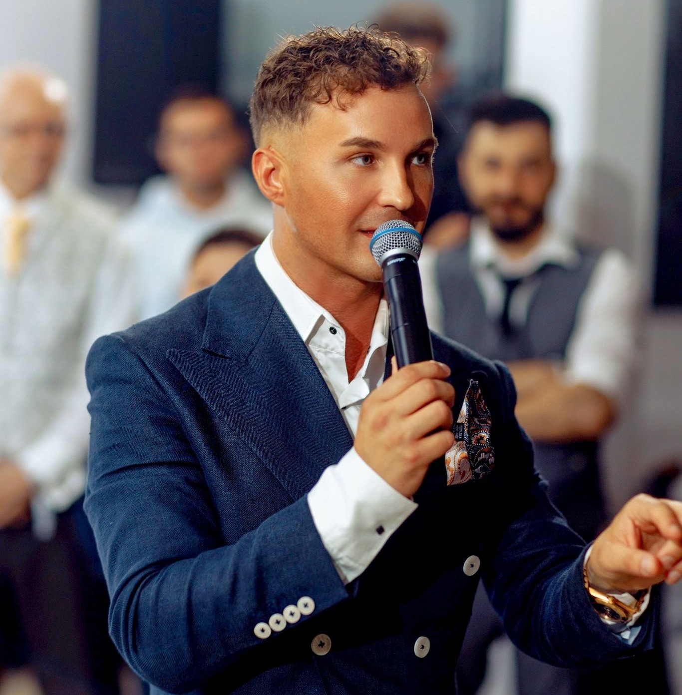 Hochzeitsmoderator und Tamada Johann Sky moderiert einen Programmpunkt mit Mikrofon und direkter Ansprache der Gäste.