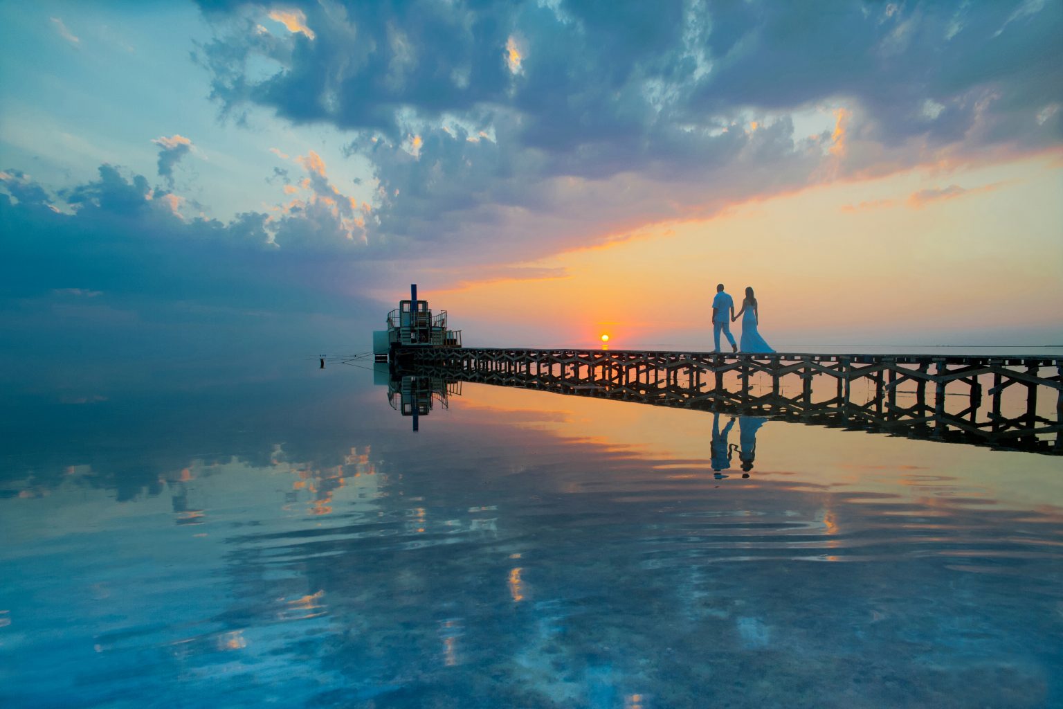 Brautpaar bei Sonnenuntergang als emotionale Inspiration für persönliche Gastgeschenke