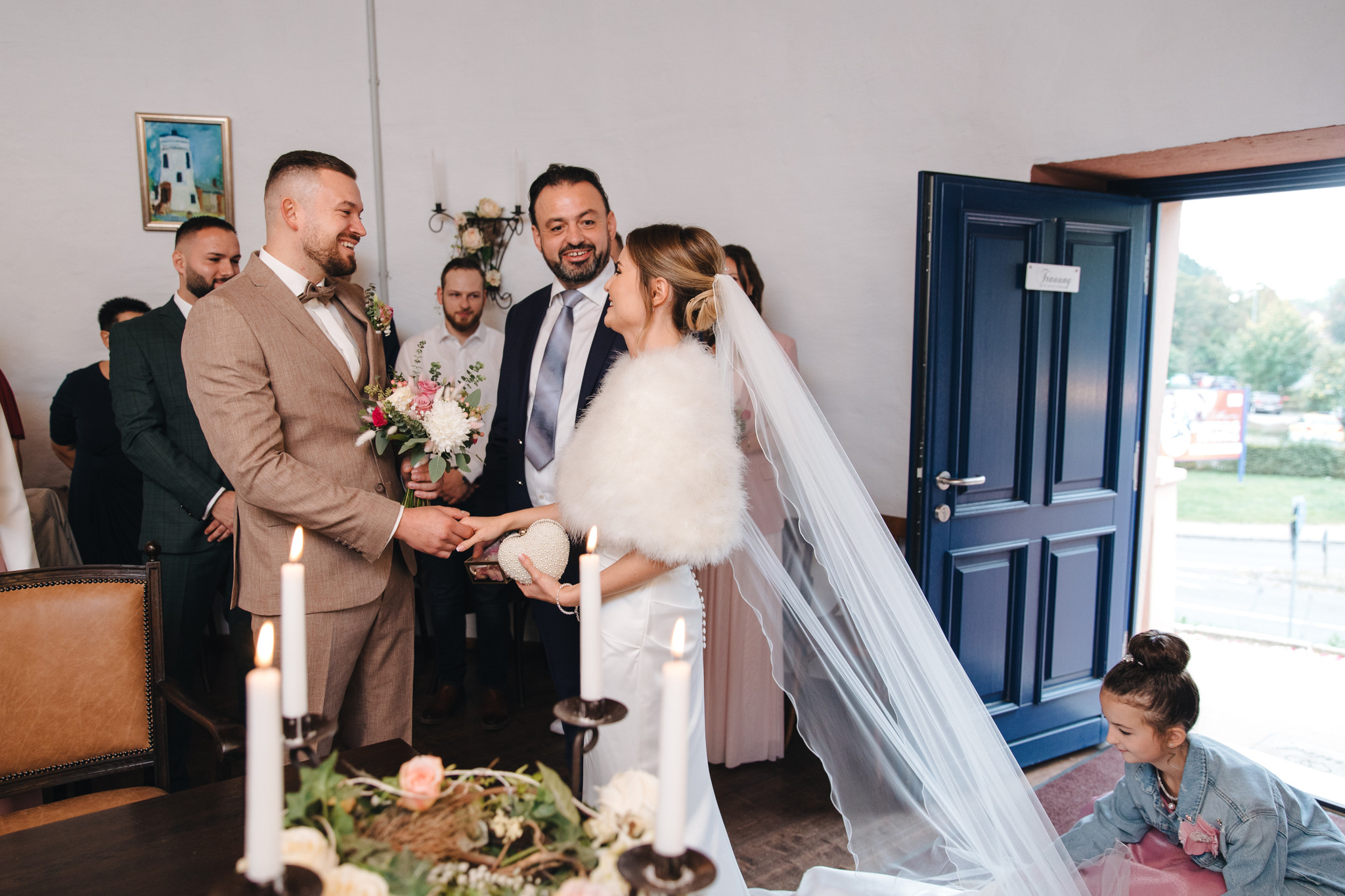 Der Vater führt seine Tochter zum Altar und übergibt sie dem Bräutigam. Dieser Moment der ersten Begegnung während der Trauung gehört zu den emotionalsten Augenblicken der Hochzeit.