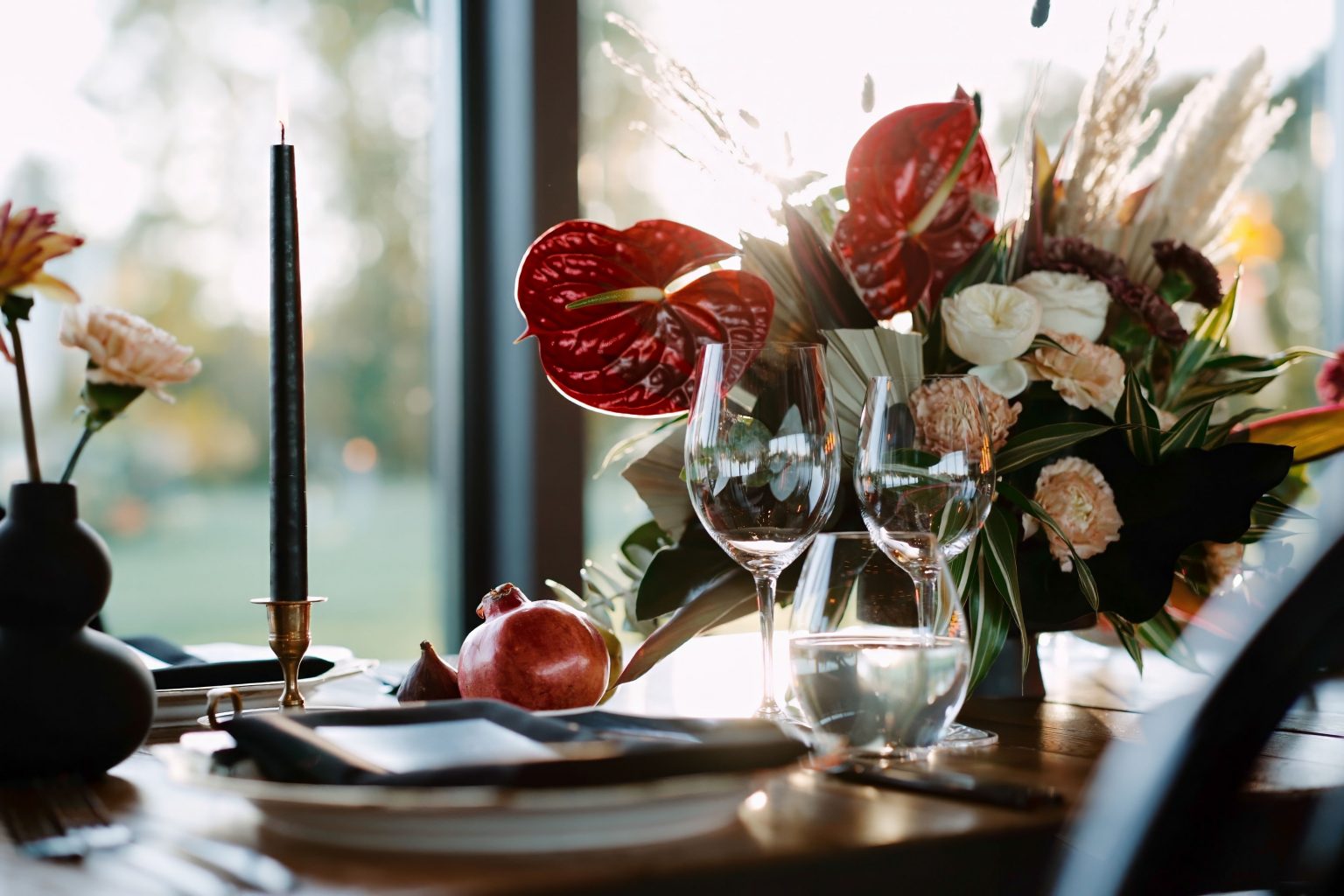 Elegante Tischdekoration für eine Hochzeit mit Platz für Gastgeschenke