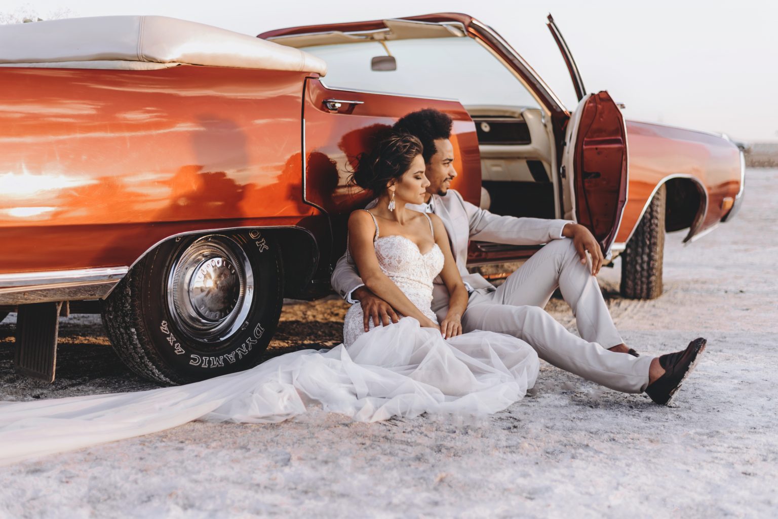 Brautpaar an einem Oldtimer als Inspiration für persönliche Hochzeitsgeschenke
