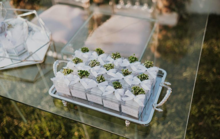 Duftkerze im Glas als stilvolles Hochzeitsgeschenk für Gäste mit Trockenblumen und Etikett