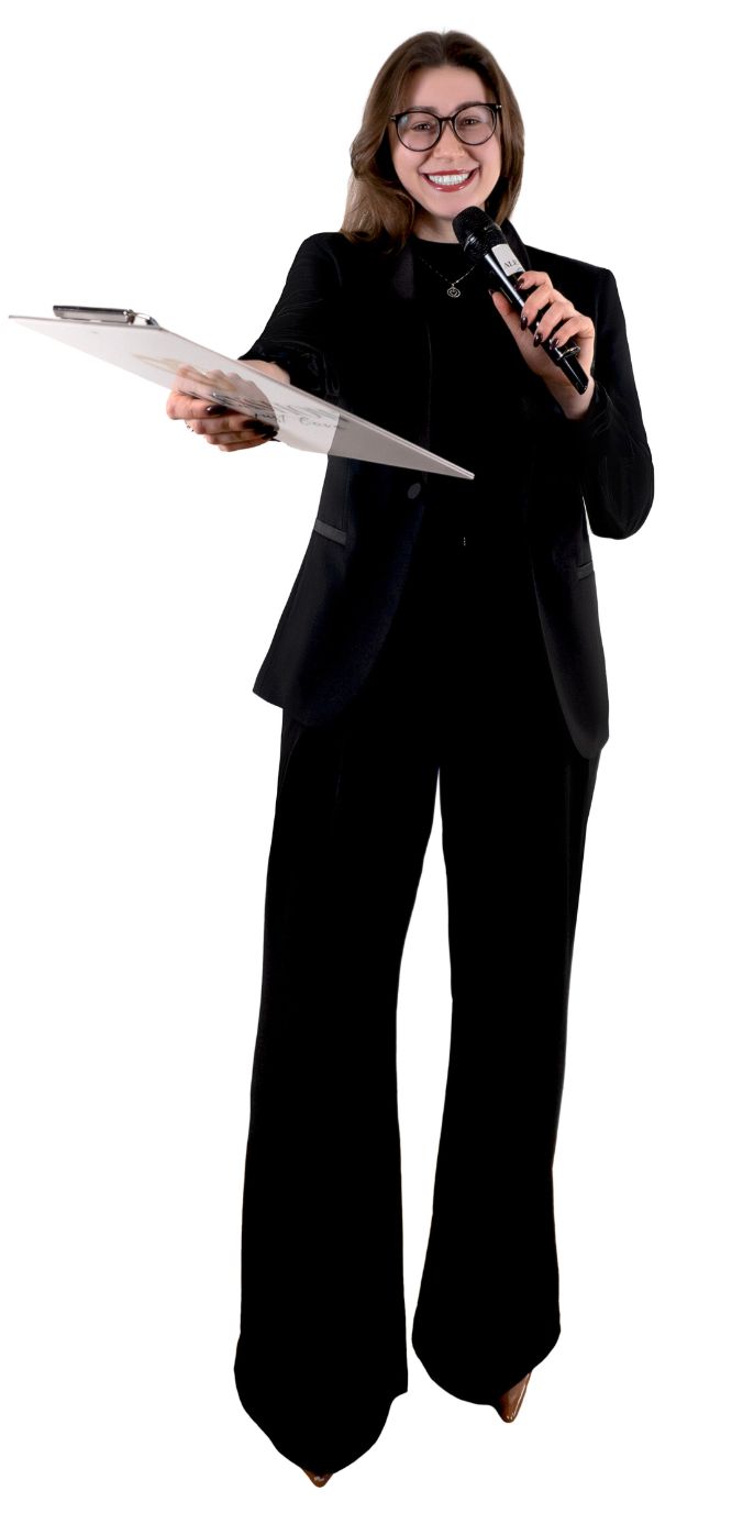 Moderatorin Jane steht mit Mikrofon und begleitet eine Hochzeit souverän