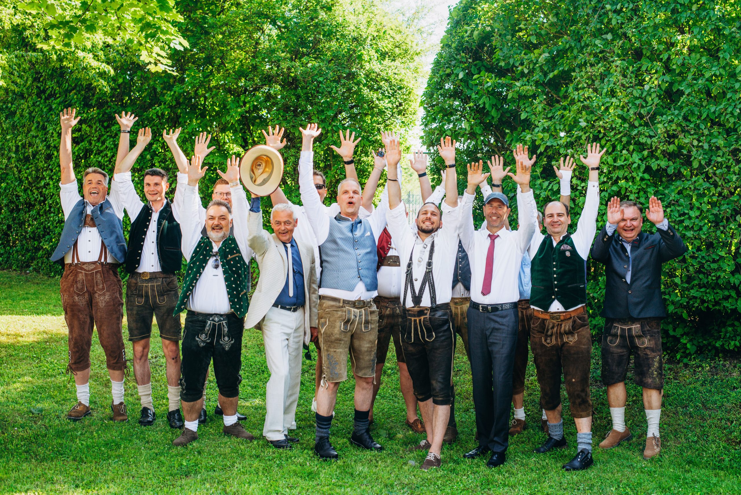 Hochzeitslader in authentischer bayerischer Hochzeitskleidung bei einer bayerischen Hochzeit im Grünen