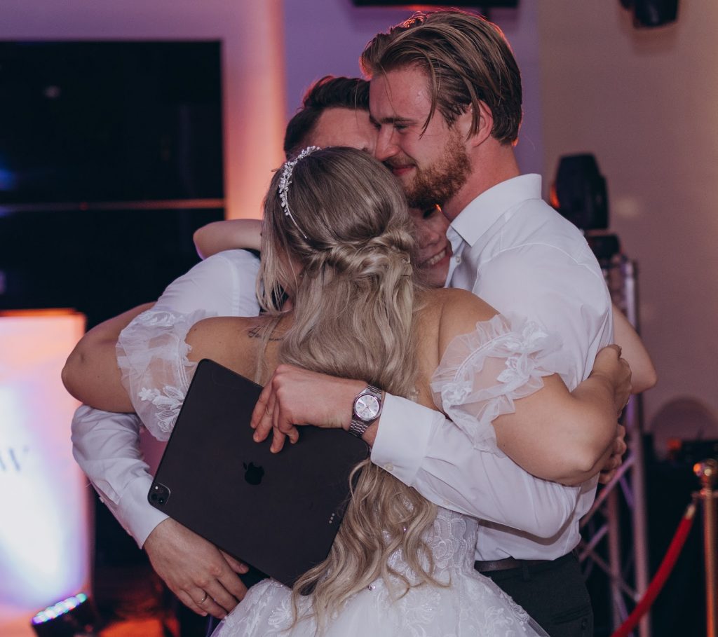 Hochzeitsmoderator Sanja gratuliert dem Brautpaar persönlich und stilvoll