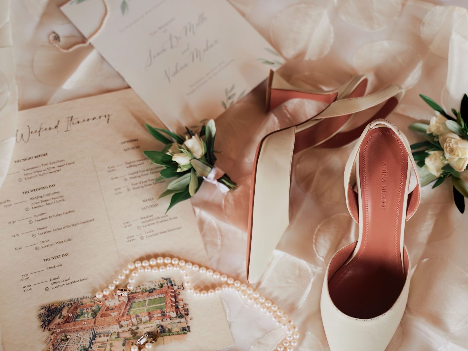 Elegantes Hochzeits-Flatlay mit Schuhen Perlen und Papeterie