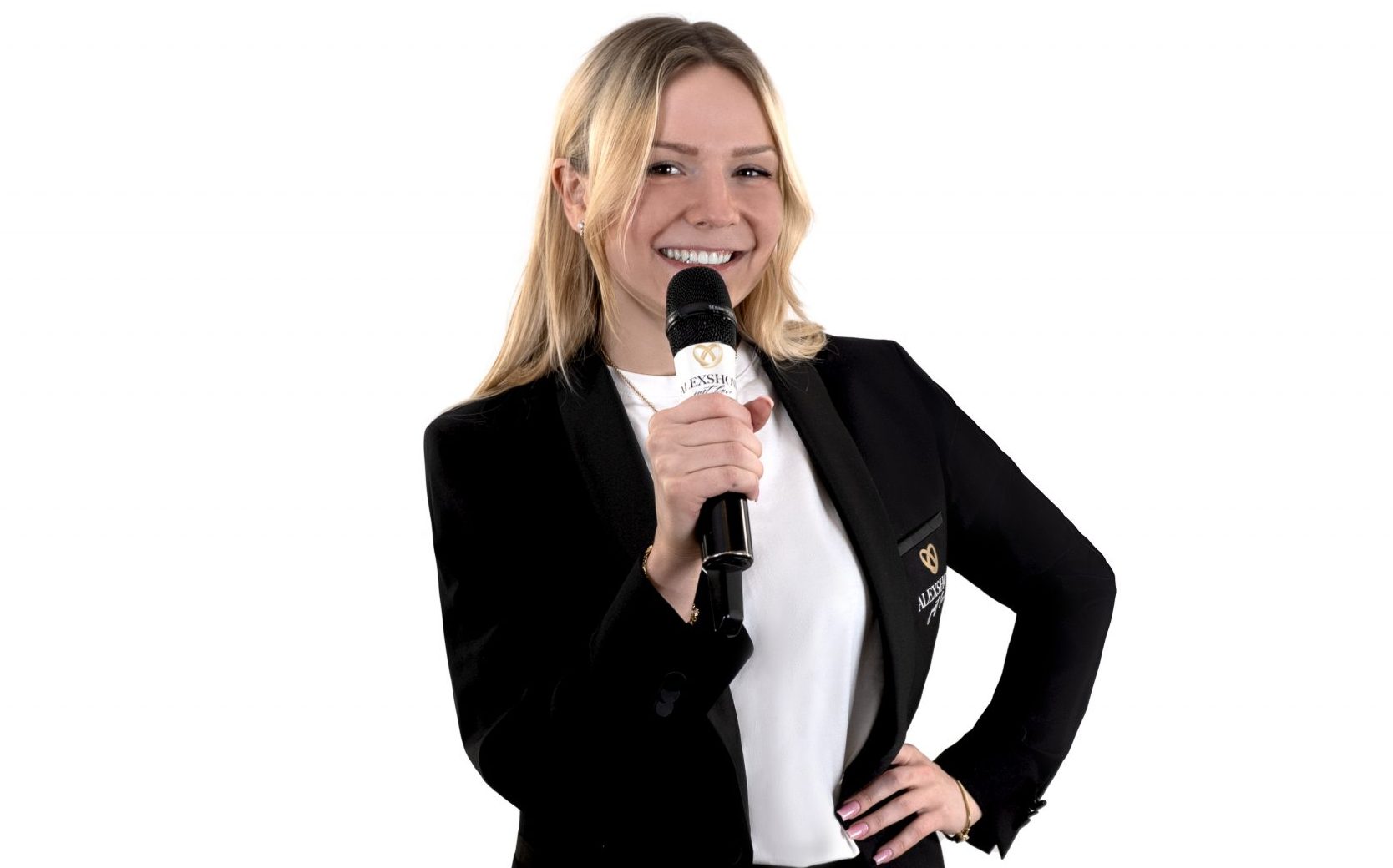 Hochzeitsmoderatorin Yulia mit Mikrofon