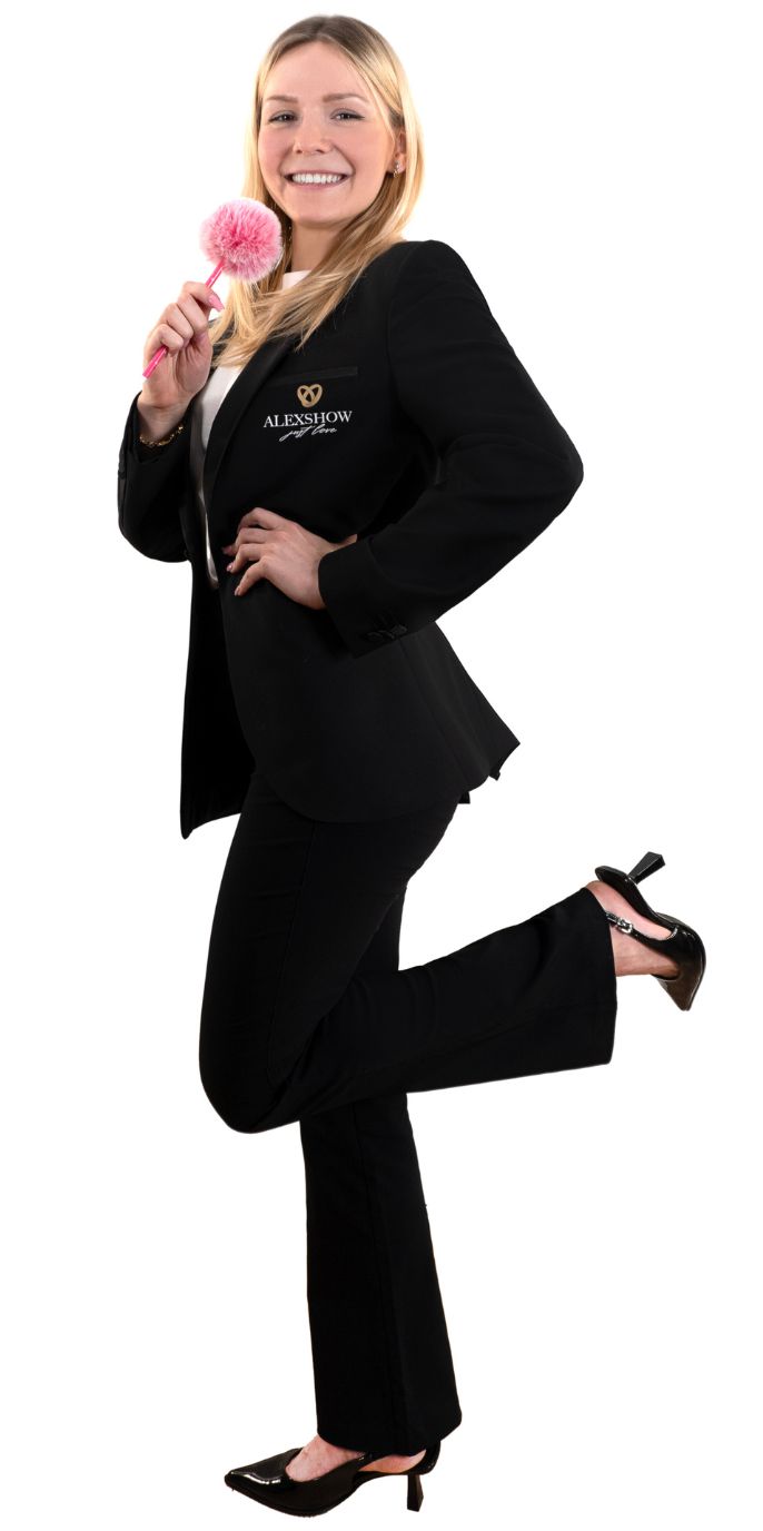 Hochzeitsmoderatorin Yulia lächelnd