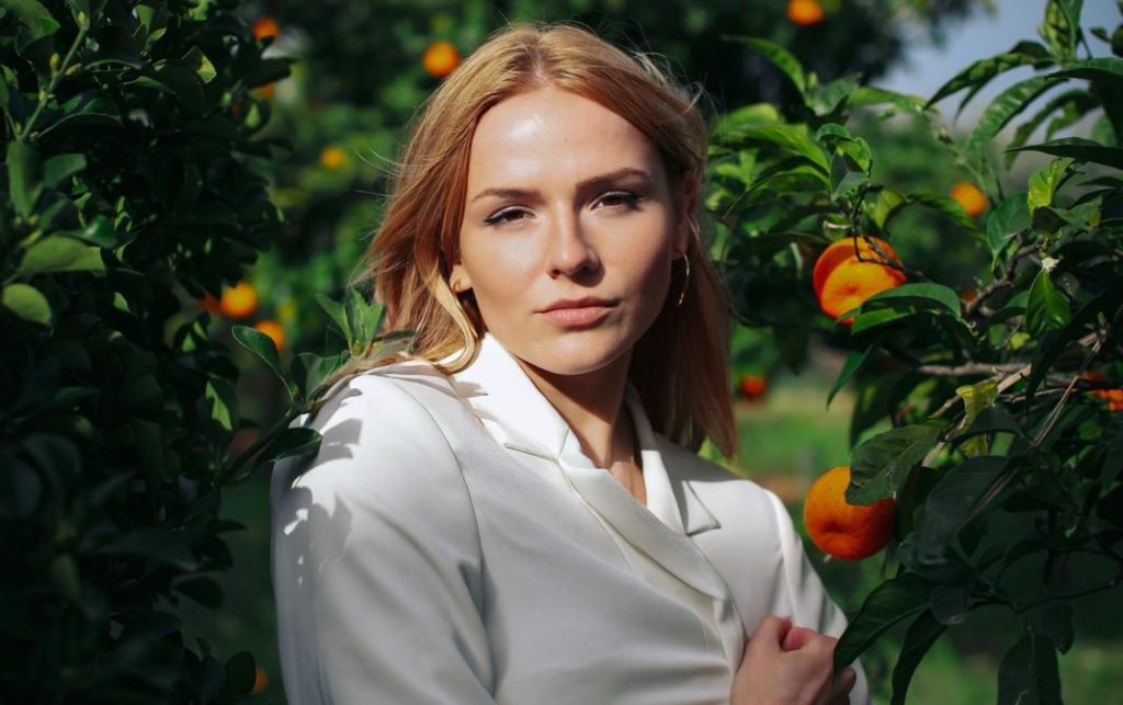 Yulia als elegante Tamada und Hochzeitsmoderatorin