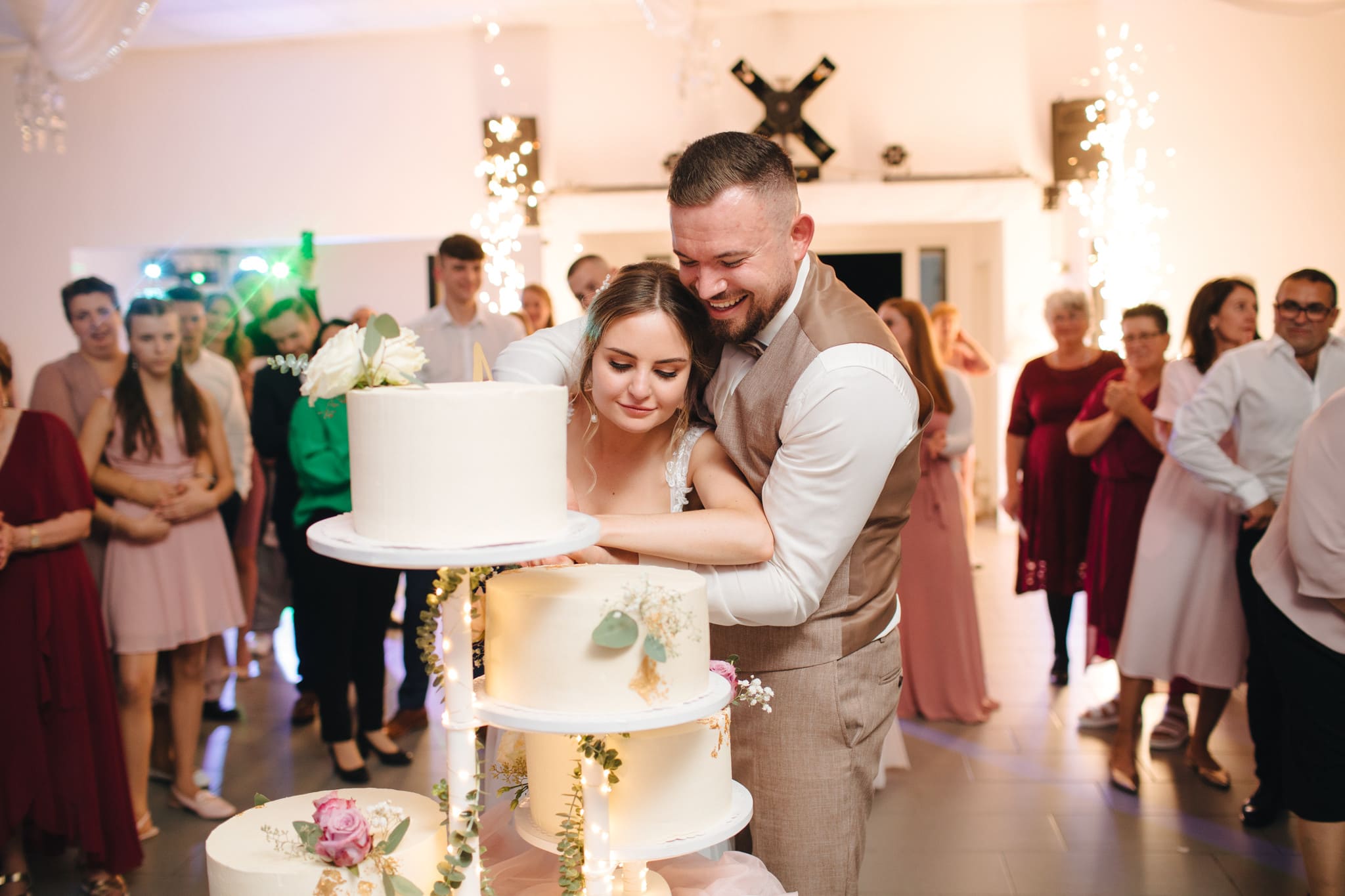 Das Anschneiden der Hochzeitstorte