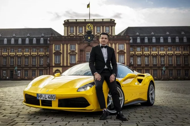 Tamada mit seinem Dienstwagen vor einer Hochzeitslocation