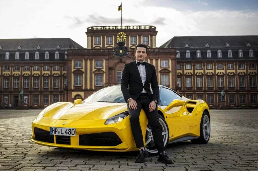 Tamada mit seinem Dienstwagen vor einer Hochzeitslocation