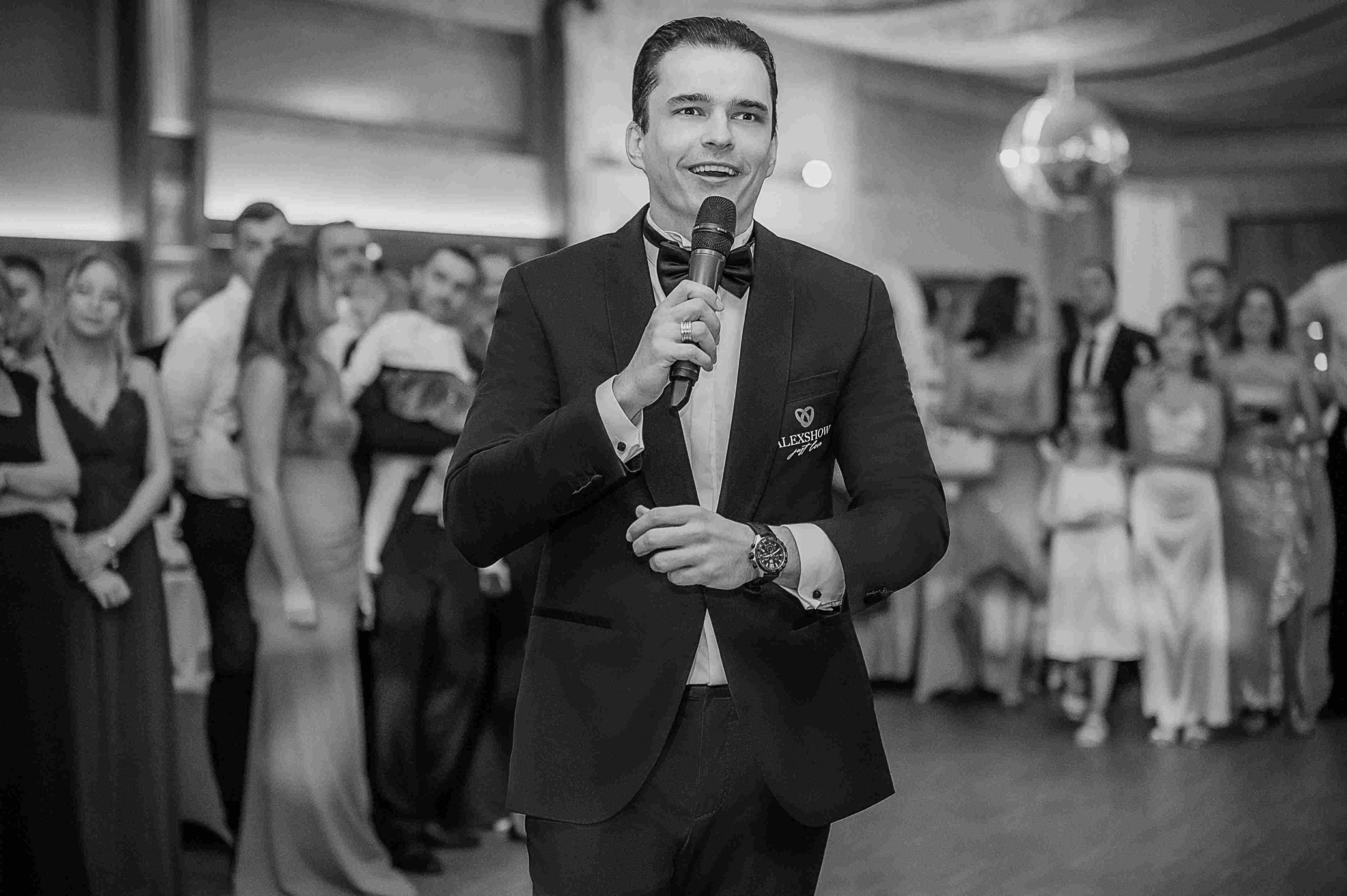 Tamada bei einer deutsch-russischen Hochzeit moderiert vor Gästen und sorgt für emotionale Stimmung