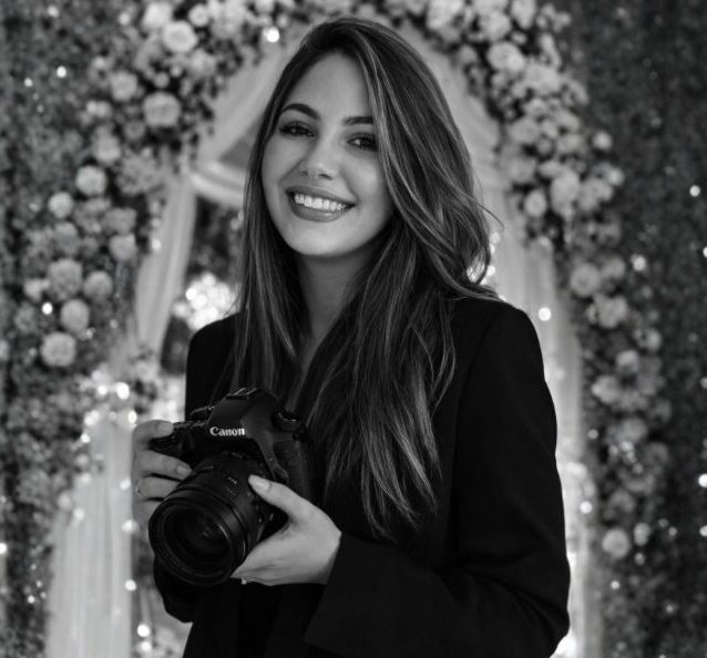 Hochzeitsfotografin Stuttgart mit professioneller Kamera während eines Hochzeitsfotoshootings