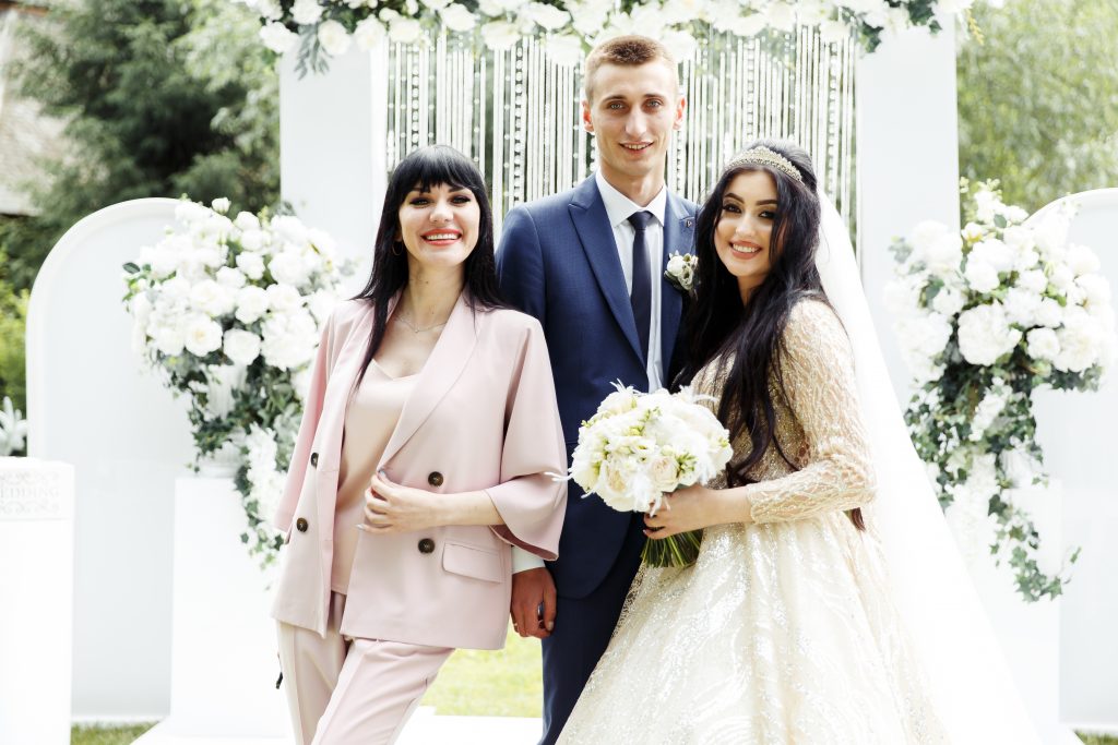 Elena mit einem Brautpaar bei einer Hochzeit im Freien