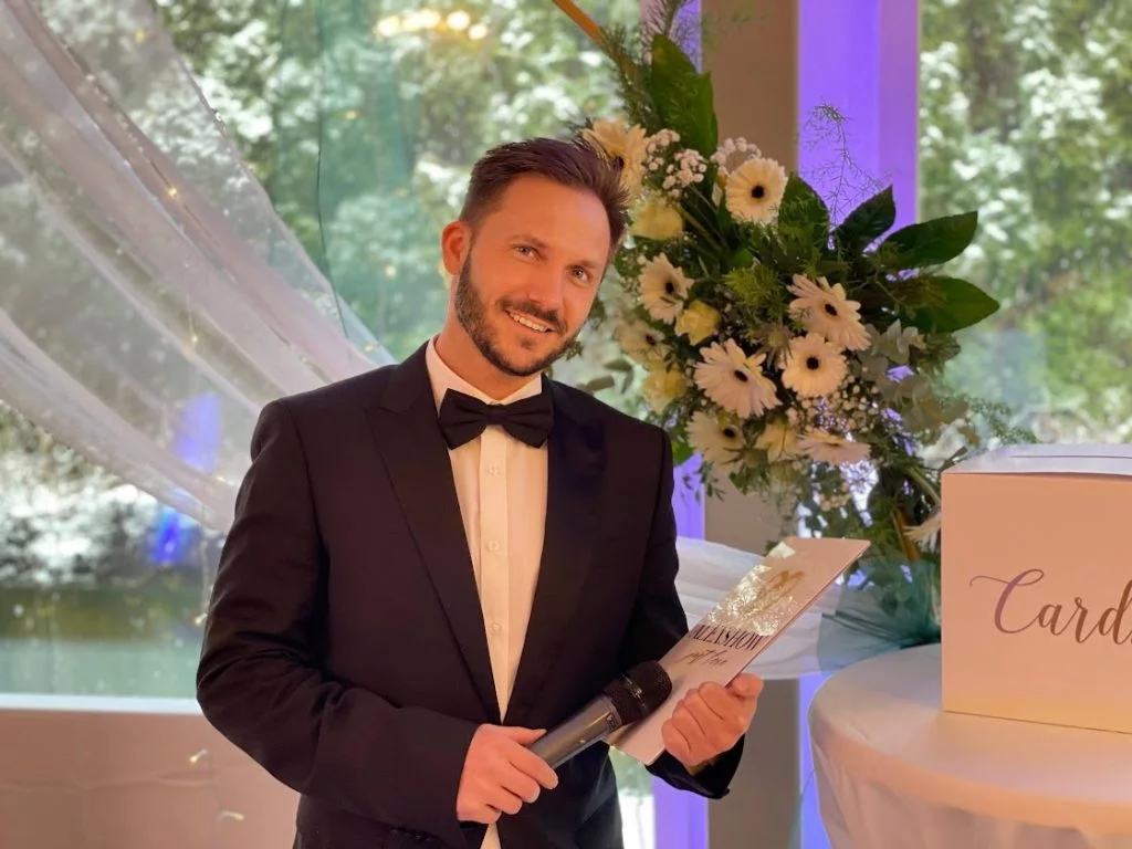 Tamada Tobi bei Hochzeit mit Mikrofon während Moderation