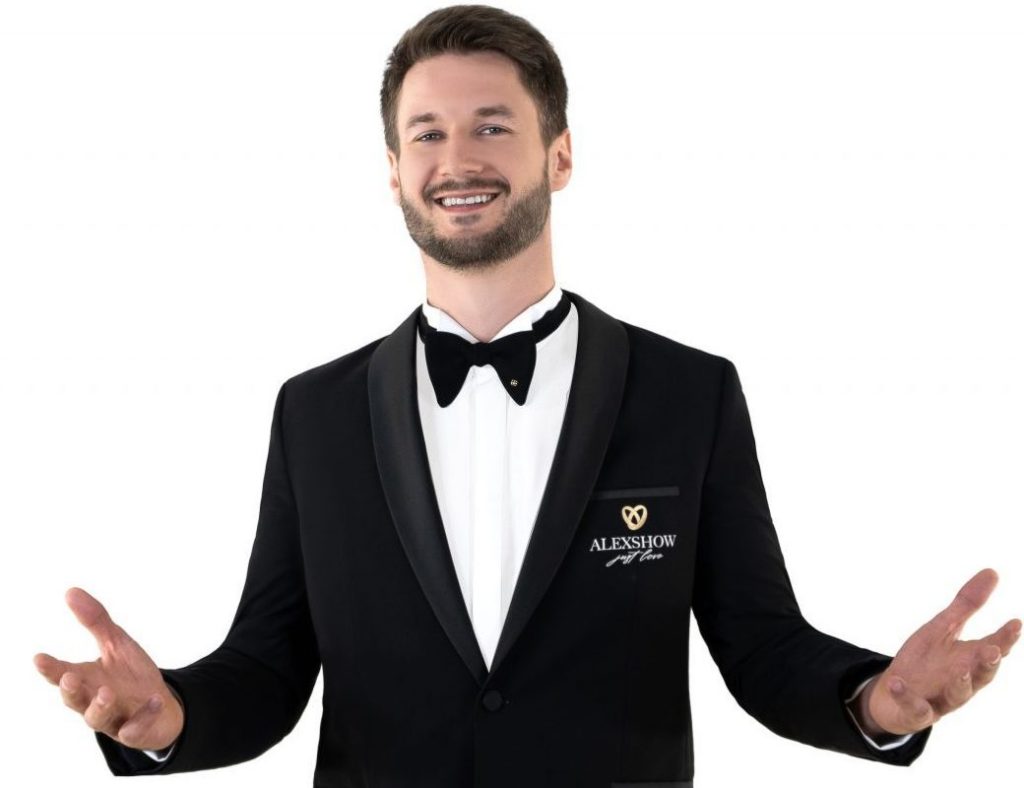 Ilia Strong – Hochzeitsmoderator aus Nürnberg in elegantem schwarzen Anzug