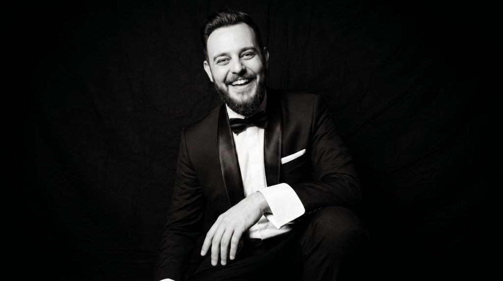 Hochzeitsmoderator Anton im eleganten Anzug für stilvolle und moderne Hochzeiten