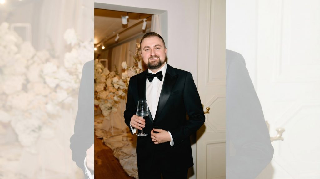 Hochzeitsmoderator Vladislav in elegantem Anzug bei einer stilvollen Hochzeitsfeier