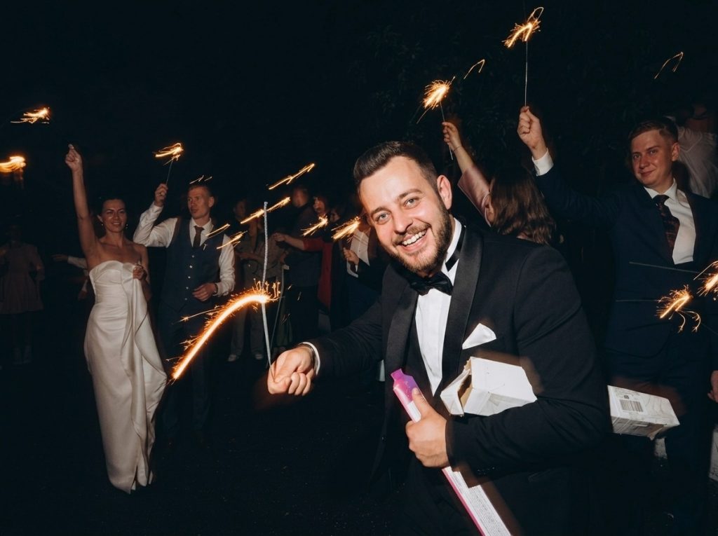 Moderator Anton sorgt bei einer Hochzeit mit Wunderkerzen für emotionale Stimmung und unvergessliche Momente am Abend