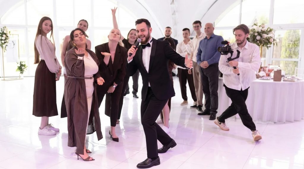 Moderator Anton begeistert Gäste mit moderner Hochzeitsmoderation und emotionaler Stimmung auf der Feier