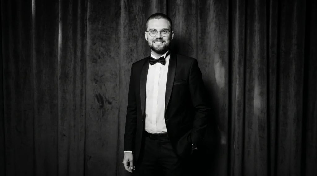 Moderator Davis im eleganten Anzug für stilvolle und moderne Hochzeiten